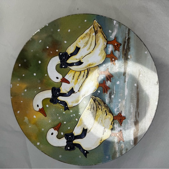 Iconic Vintage 1980s Winter Geese Collectable Round Tin | Cottagecore Farmhouse - Picture 4 of 12
